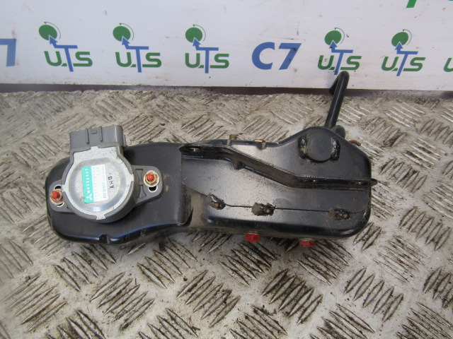 MITSUBISHI 3C11 / 3C13 THROTTLE PEDAL CONTROL UNIT P/NO MK386457 - Kabina i enterijer za Kamion: slika 2 MITSUBISHI 3C11 / 3C13 THROTTLE PEDAL CONTROL UNIT P/NO MK386457 - Kabina i enterijer za Kamion: slika 2