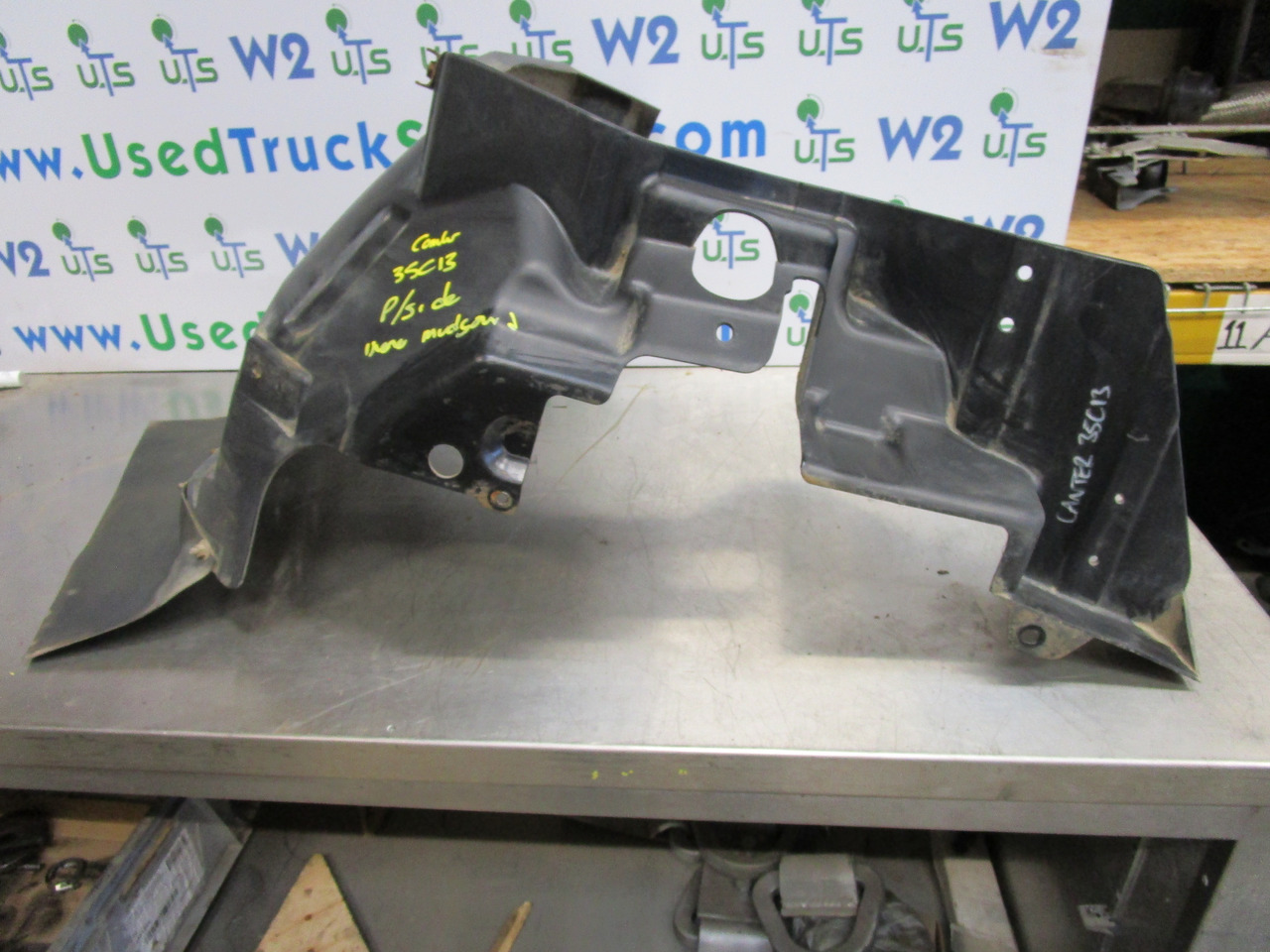 MITSUBISHI CANTER 35C INNER P/S MUDGUARD - Kabina i enterijer za Kamion: slika 1 MITSUBISHI CANTER 35C INNER P/S MUDGUARD - Kabina i enterijer za Kamion: slika 1