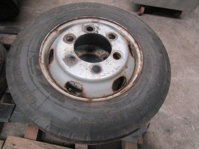 MITSUBISHI FUSO (6) WHEELS AND TYRES 205/75/17.5 8-10MM TREAD 32MM HOLES SET OF 6 - Guma za Kamion: slika 3 MITSUBISHI FUSO (6) WHEELS AND TYRES 205/75/17.5 8-10MM TREAD 32MM HOLES SET OF 6 - Guma za Kamion: slika 3