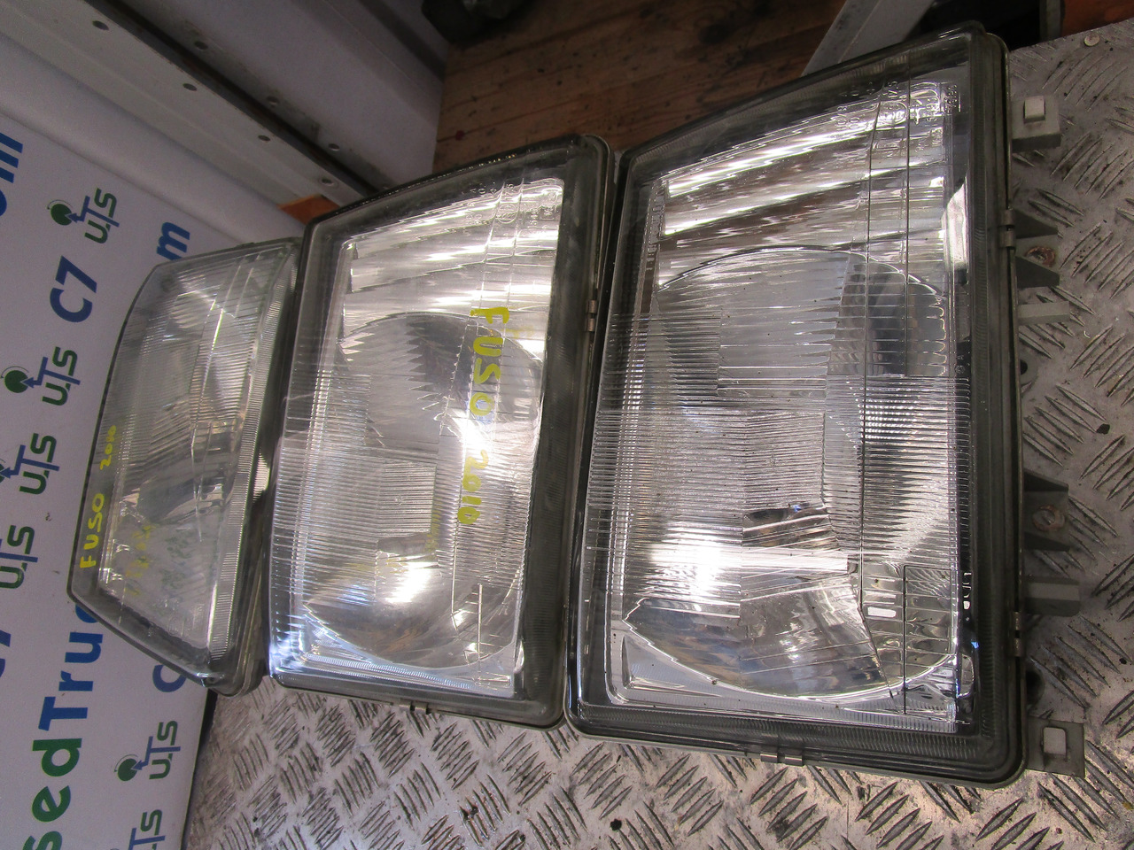MITSUBISHI FUSO HEADLIGHT - Kabina i enterijer za Kamion: slika 1 MITSUBISHI FUSO HEADLIGHT - Kabina i enterijer za Kamion: slika 1