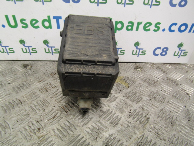 RENAULT MIDLUM DXI EBS BRAKE VALVE ‘KNORR-BREMSE’ P/NO - Delovi kočnica za Kamion: slika 1 RENAULT MIDLUM DXI EBS BRAKE VALVE ‘KNORR-BREMSE’ P/NO - Delovi kočnica za Kamion: slika 1