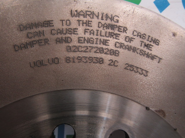 VOLVO FH D12D CRANKSHAFT DAMPER P/NO 8193930 2C - Motor i delovi za Kamion: slika 2 VOLVO FH D12D CRANKSHAFT DAMPER P/NO 8193930 2C - Motor i delovi za Kamion: slika 2