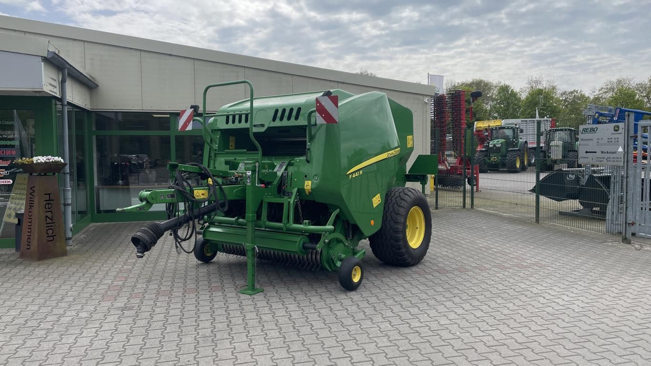 John Deere RUNDBALLENPRESSE F441R - Omotač za bale: slika 1 John Deere RUNDBALLENPRESSE F441R - Omotač za bale: slika 1