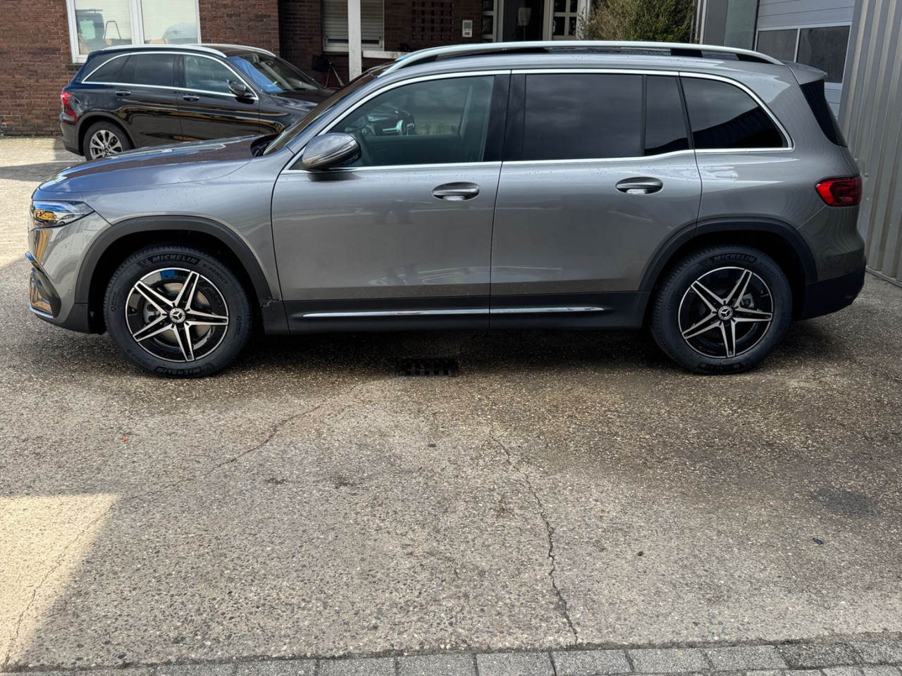Mercedes-Benz EQB 350 AMG LINE 4Matic NUR 600 KM !!!!!! - SUVSUV: slika 3 Mercedes-Benz EQB 350 AMG LINE 4Matic NUR 600 KM !!!!!! - SUVSUV: slika 3