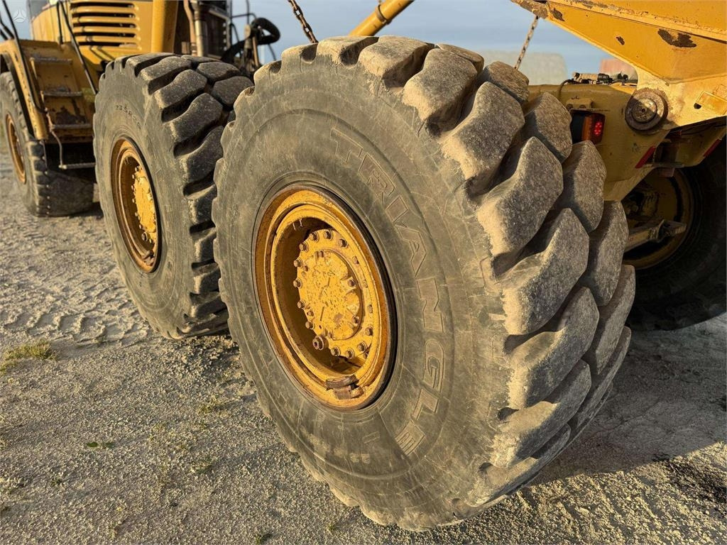 Zglobni kiper CAT 730: slika 18