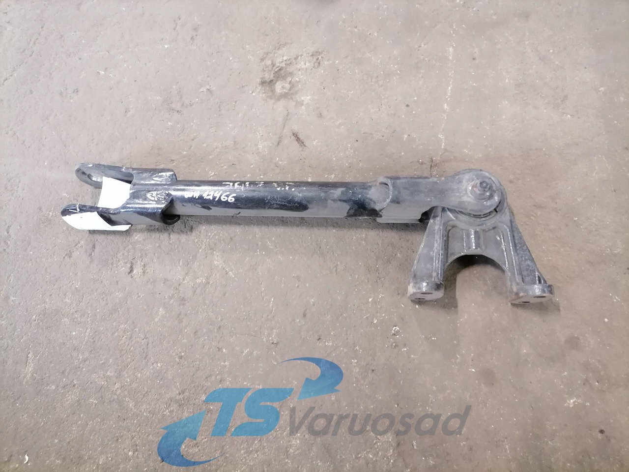MAN Anti roll bar bracket 81437185111 - Balans štangla za Kamion: slika 1 MAN Anti roll bar bracket 81437185111 - Balans štangla za Kamion: slika 1