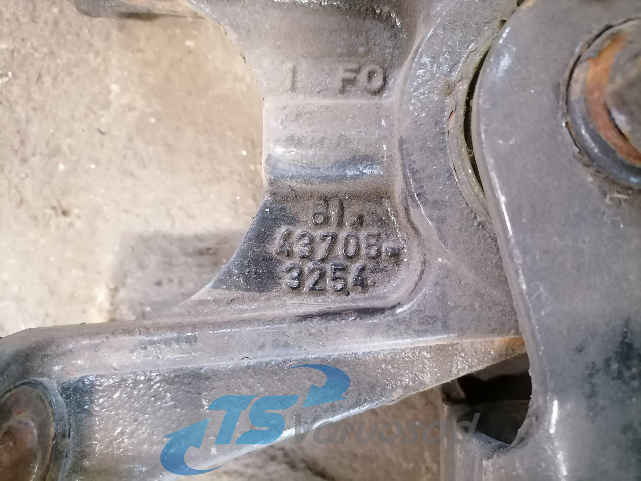 MAN Anti roll bar bracket 81437185118 - Balans štangla za Kamion: slika 3 MAN Anti roll bar bracket 81437185118 - Balans štangla za Kamion: slika 3