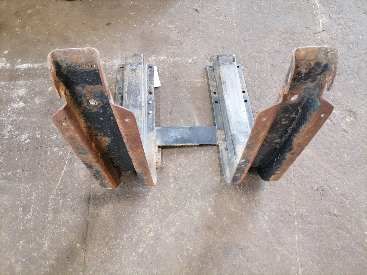 MAN Fuel tank bracket 81418015492 - Rezervoar za gorivo za Kamion: slika 4 MAN Fuel tank bracket 81418015492 - Rezervoar za gorivo za Kamion: slika 4