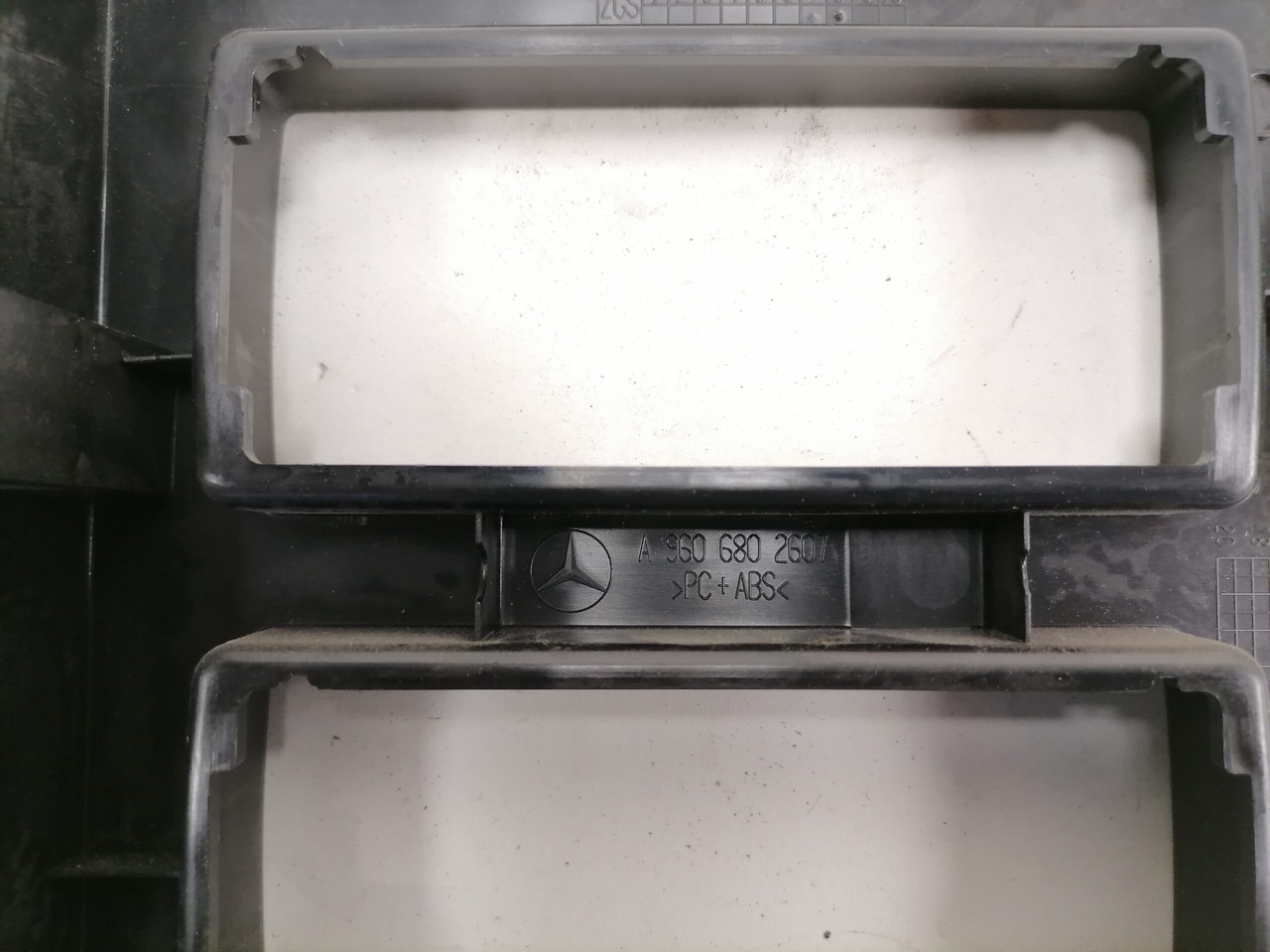 Mercedes-Benz Salongi plastik A9606802607 - Univerzalni deo za Kamion: slika 3 Mercedes-Benz Salongi plastik A9606802607 - Univerzalni deo za Kamion: slika 3