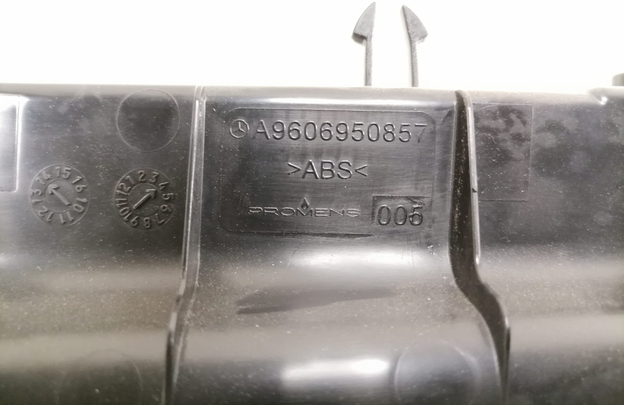 Mercedes-Benz Salongi plastik A9606950857 - Univerzalni deo za Kamion: slika 3 Mercedes-Benz Salongi plastik A9606950857 - Univerzalni deo za Kamion: slika 3