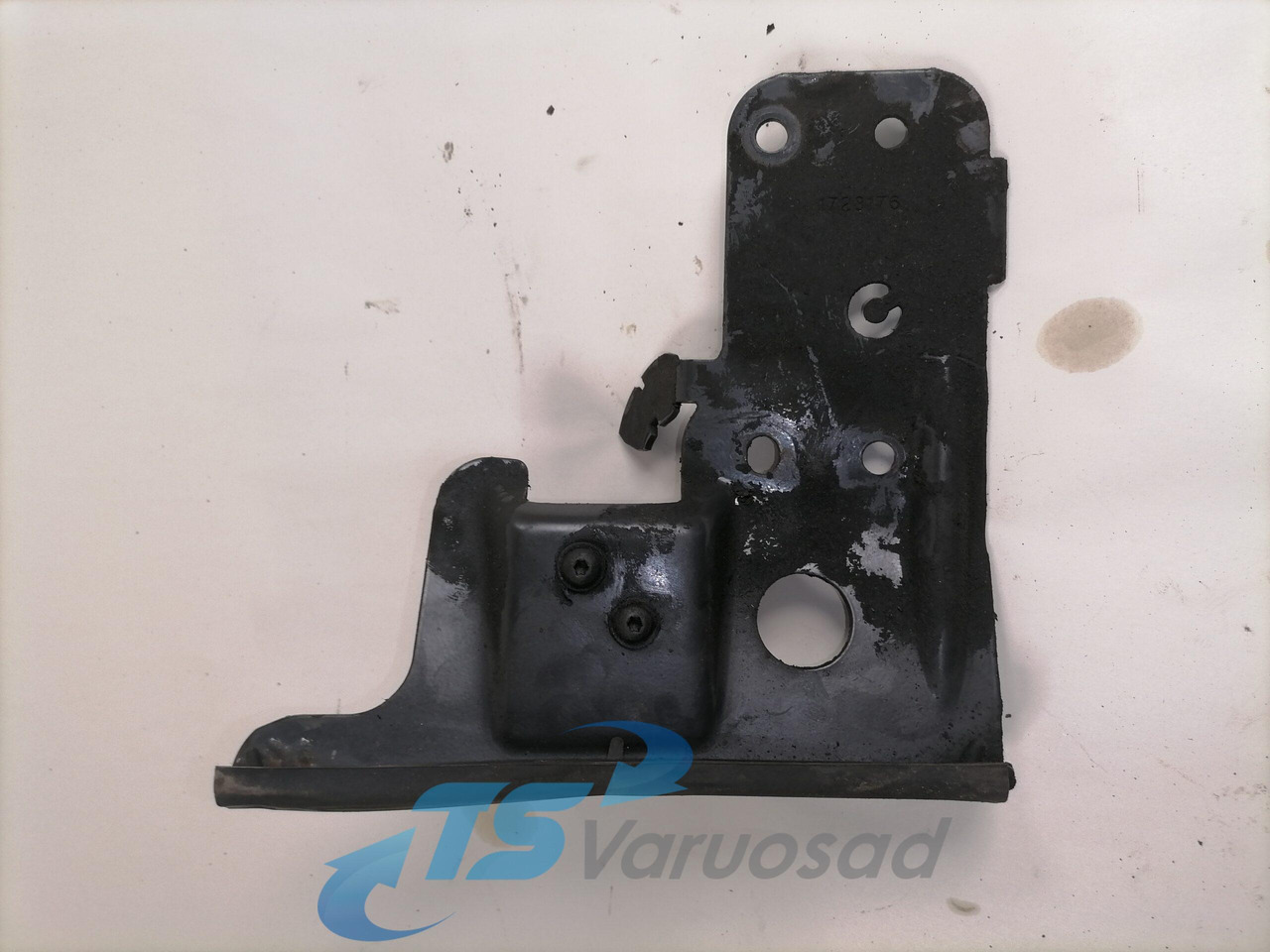 Scania Mudguard bracket 1723176 - Univerzalni deo za Kamion: slika 1 Scania Mudguard bracket 1723176 - Univerzalni deo za Kamion: slika 1