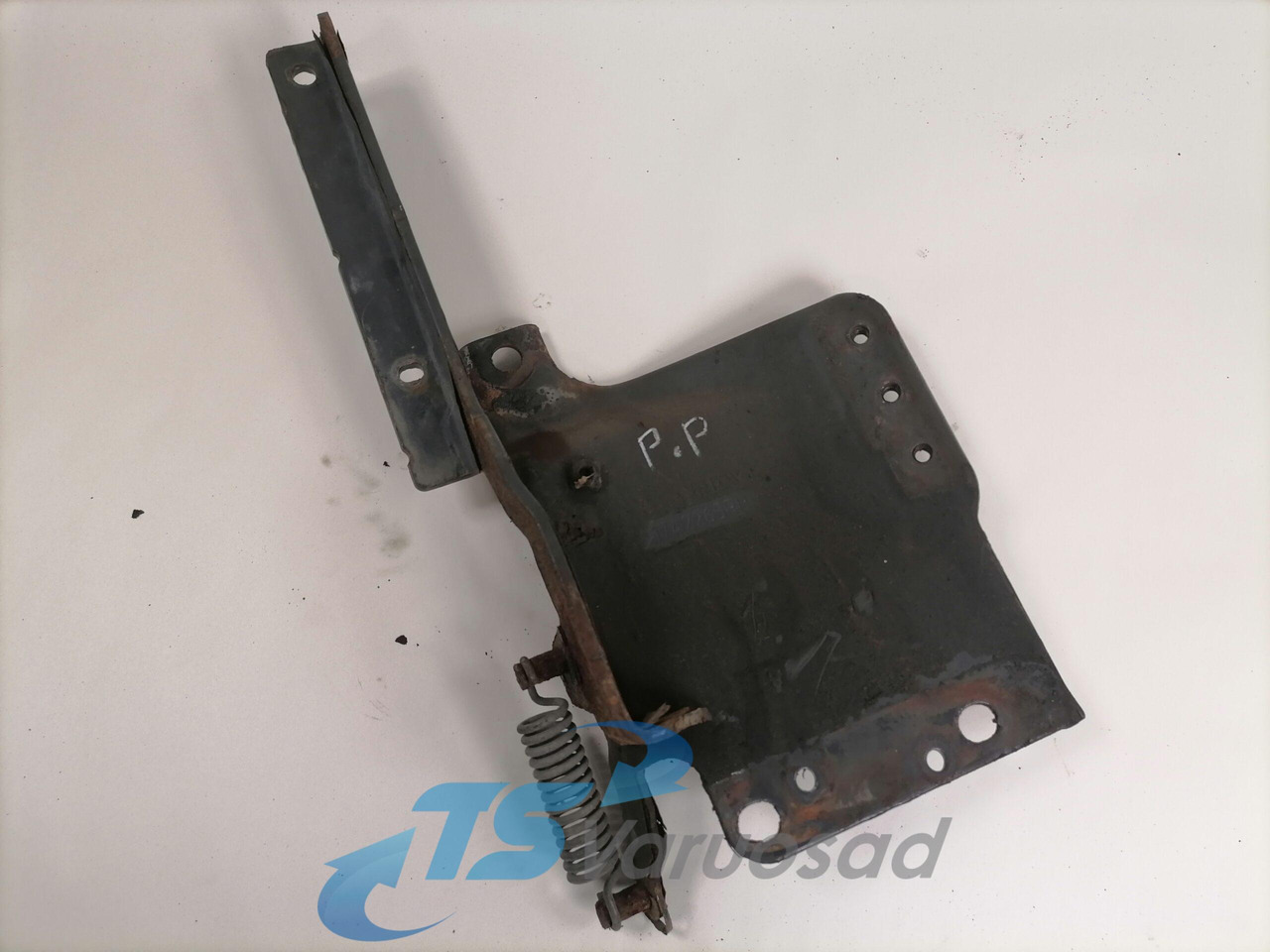 Scania lower grille carrier hinge 1742265 - Rešetka za Kamion: slika 1 Scania lower grille carrier hinge 1742265 - Rešetka za Kamion: slika 1