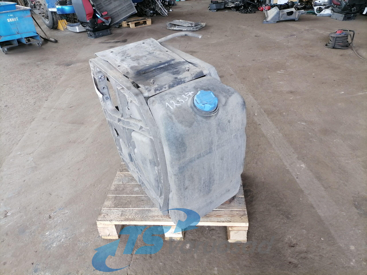 Volvo Ad Blue tank 21645367 - Obrada goriva/ Dostava goriva za Kamion: slika 1 Volvo Ad Blue tank 21645367 - Obrada goriva/ Dostava goriva za Kamion: slika 1