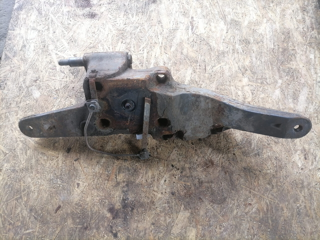 Volvo Bracket 20704073 - Osovina i delovi za Kamion: slika 4 Volvo Bracket 20704073 - Osovina i delovi za Kamion: slika 4
