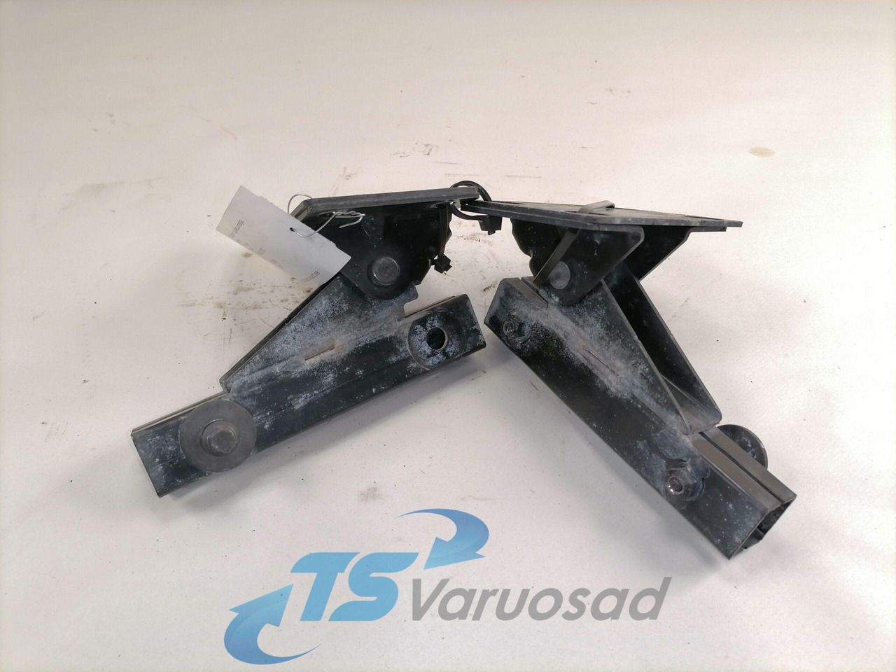 Volvo Kabiini tuulesuunaja kandur 82432175 - Aerodinamika/ Spojler za Kamion: slika 2 Volvo Kabiini tuulesuunaja kandur 82432175 - Aerodinamika/ Spojler za Kamion: slika 2