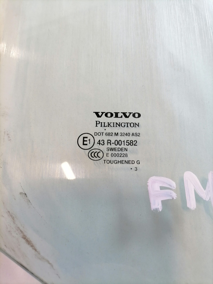 Volvo Küljeklaas, parem 8140913 - Staklo i delovi za Kamion: slika 3 Volvo Küljeklaas, parem 8140913 - Staklo i delovi za Kamion: slika 3