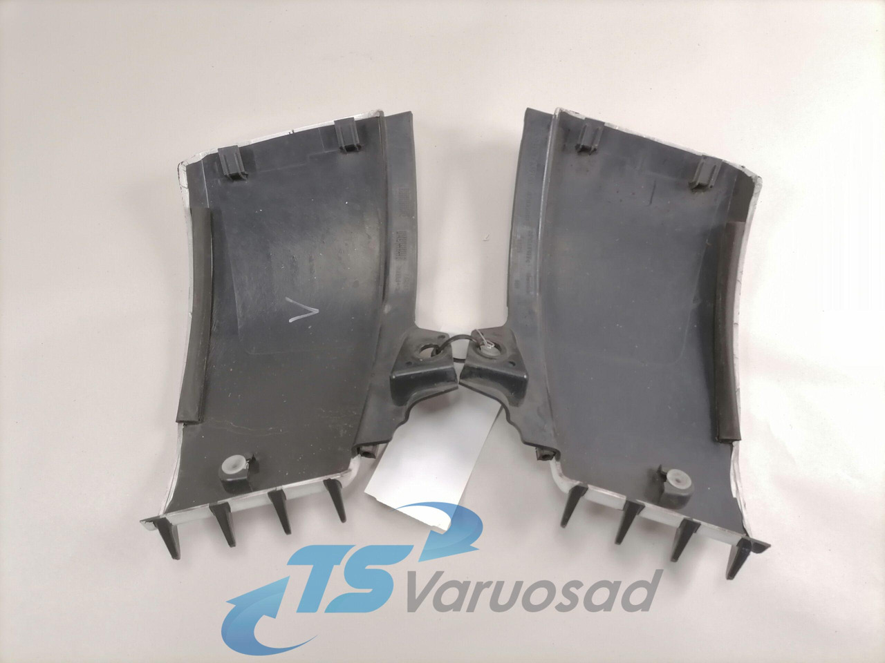 Volvo Plastikdetail 82835554 - Aerodinamika/ Spojler za Kamion: slika 2 Volvo Plastikdetail 82835554 - Aerodinamika/ Spojler za Kamion: slika 2
