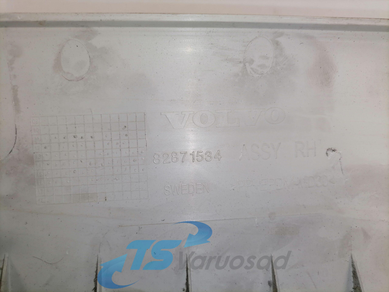 Volvo Salongi plastik 82871534 - Univerzalni deo za Kamion: slika 2 Volvo Salongi plastik 82871534 - Univerzalni deo za Kamion: slika 2