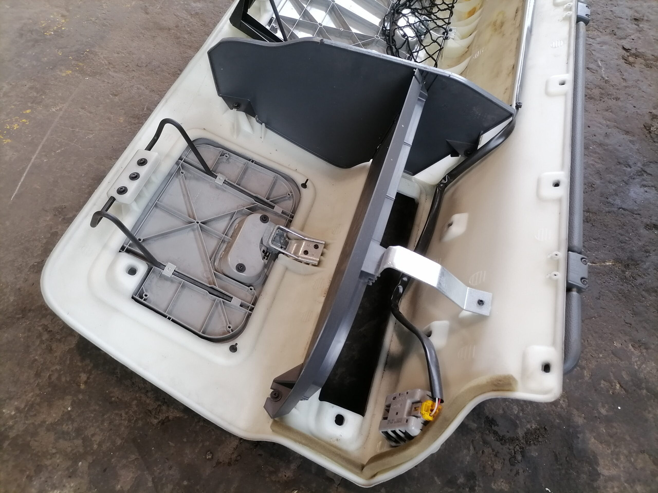 Volvo Salongi ülemine panipaik 20360719 - Univerzalni deo za Kamion: slika 5 Volvo Salongi ülemine panipaik 20360719 - Univerzalni deo za Kamion: slika 5