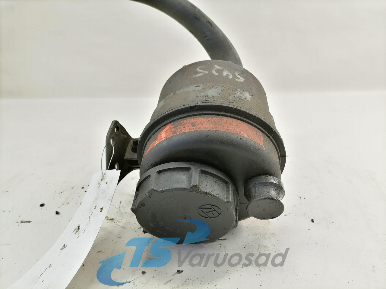 Volvo Steering oil tank+ bracket 1592945 - Servo crevo za Kamion: slika 2 Volvo Steering oil tank+ bracket 1592945 - Servo crevo za Kamion: slika 2