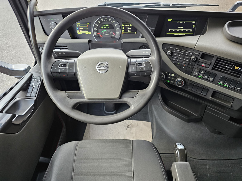 Interior photo 3: Kamion za prevoz automobila Volvo FH500 / AUTOTRANSPORT / LOHR CONSTRUCTION / COMBI