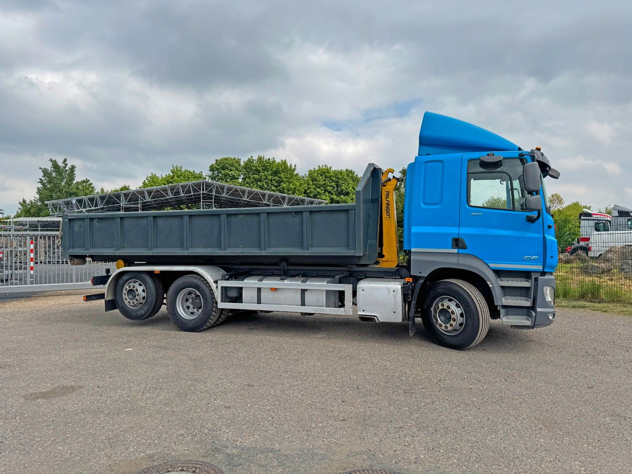 DAF CF 480 6X2 Abroller Funk 8 Stück neue Pirelli DAF CF 480 6X2 Abroller Funk 8 Stück neue Pirelli - Kamion sa hidrauličnom kukom: slika 1 DAF CF 480 6X2 Abroller Funk 8 Stück neue Pirelli DAF CF 480 6X2 Abroller Funk 8 Stück neue Pirelli - Kamion sa hidrauličnom kukom: slika 1