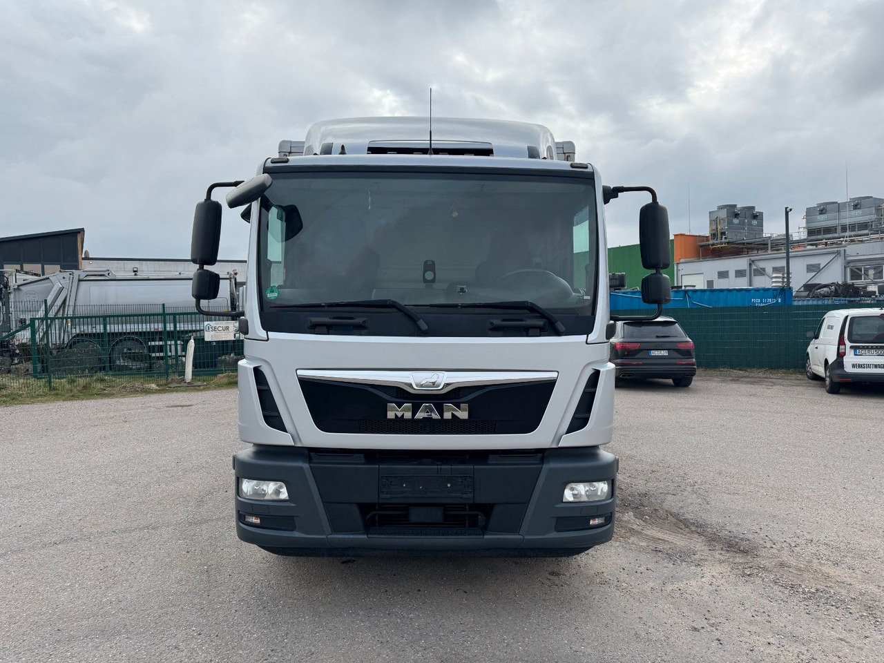 MAN 15.290 4X2 Koffer mit Hebebühne AHK - Kamion sa zatvorenim sandukom: slika 5 MAN 15.290 4X2 Koffer mit Hebebühne AHK - Kamion sa zatvorenim sandukom: slika 5