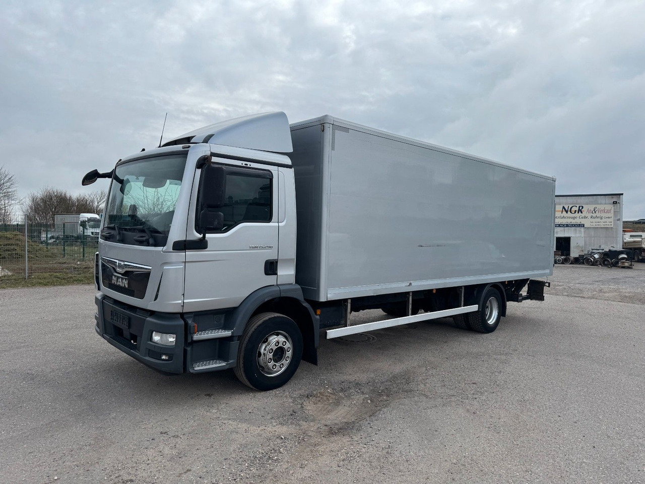 MAN 15.290 4X2 Koffer mit Hebebühne AHK - Kamion sa zatvorenim sandukom: slika 1 MAN 15.290 4X2 Koffer mit Hebebühne AHK - Kamion sa zatvorenim sandukom: slika 1