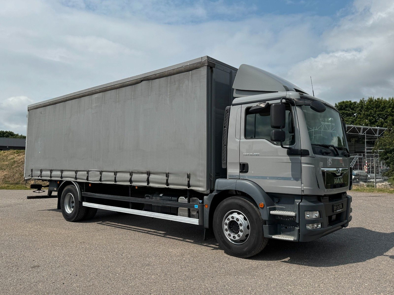 MAN 18.290 4X2 Koffer / Plane Top Zustand 8,30 Meter - Kamion sa zatvorenim sandukom: slika 1 MAN 18.290 4X2 Koffer / Plane Top Zustand 8,30 Meter - Kamion sa zatvorenim sandukom: slika 1