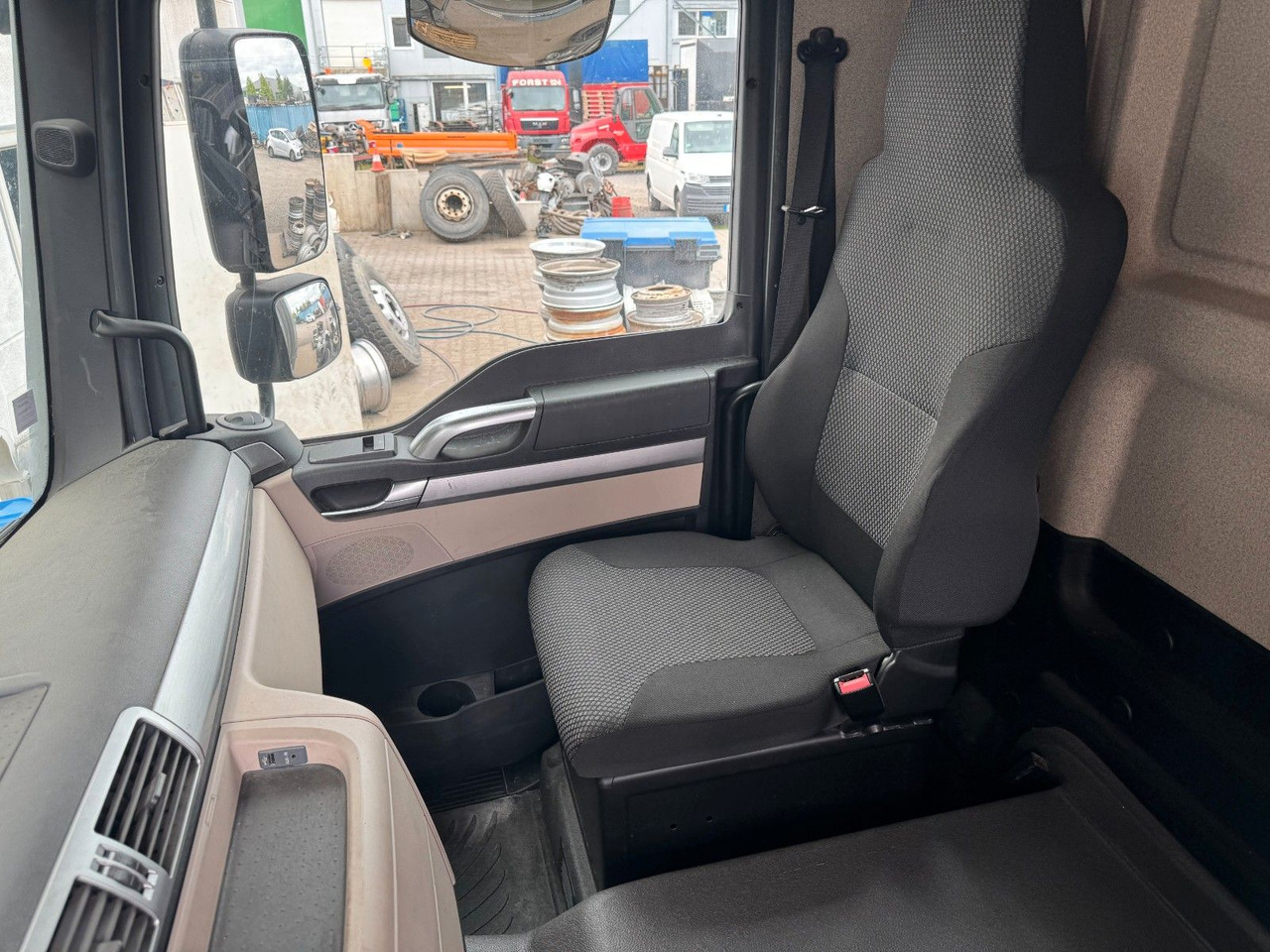 MAN 18.290 4X2 Koffer / Plane Top Zustand 8,30 Meter - Kamion sa zatvorenim sandukom: slika 4 MAN 18.290 4X2 Koffer / Plane Top Zustand 8,30 Meter - Kamion sa zatvorenim sandukom: slika 4