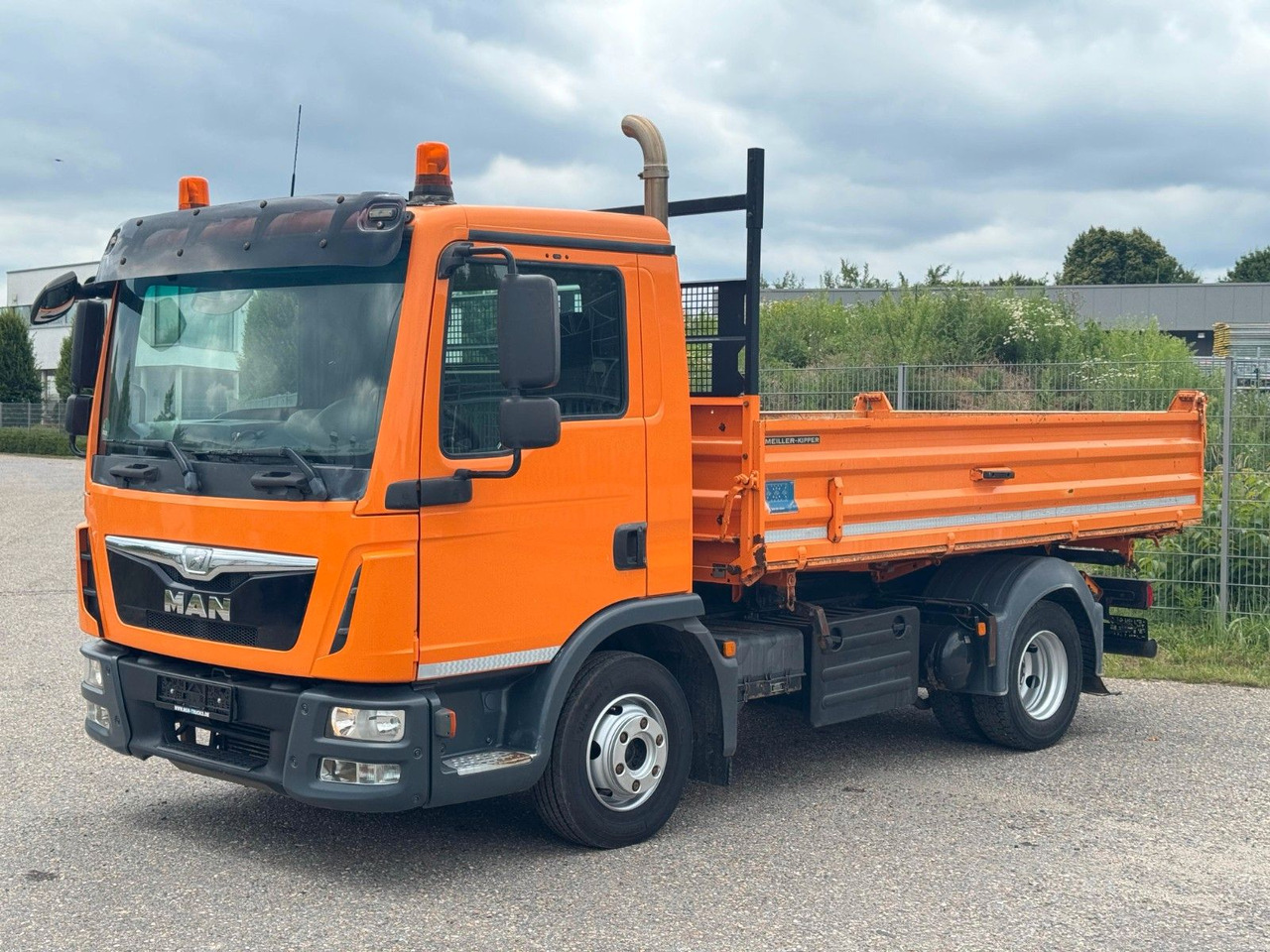 MAN 8.220 4x2 Meiller 3S. Kipper | Sperrdiff. | AHK - Istovarivač: slika 2 MAN 8.220 4x2 Meiller 3S. Kipper | Sperrdiff. | AHK - Istovarivač: slika 2