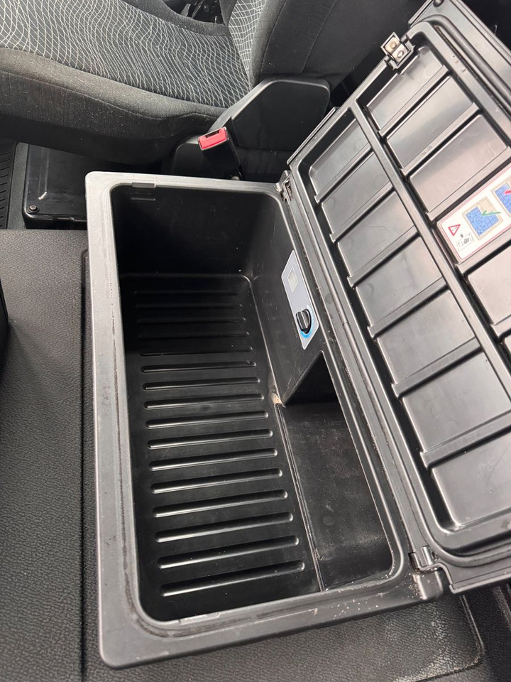 Mercedes-Benz 3748 8X4 Meiller Abroller mit Funk Top  Zustand - Kamion sa hidrauličnom kukom: slika 4 Mercedes-Benz 3748 8X4 Meiller Abroller mit Funk Top  Zustand - Kamion sa hidrauličnom kukom: slika 4