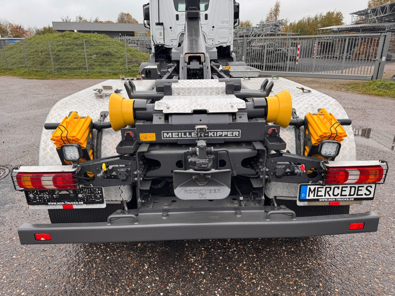 Kamion sa hidrauličnom kukom Mercedes-Benz 3748 8X4 Meiller Abroller mit Funk Top  Zustand: slika 18