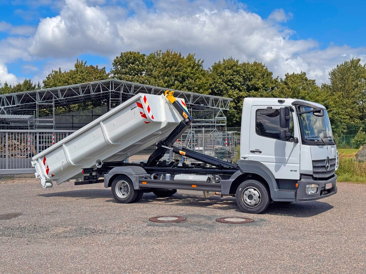 Mercedes-Benz 816 4X2 mit neuem Hyva Abroller Funk - Kamion sa hidrauličnom kukom: slika 1 Mercedes-Benz 816 4X2 mit neuem Hyva Abroller Funk - Kamion sa hidrauličnom kukom: slika 1