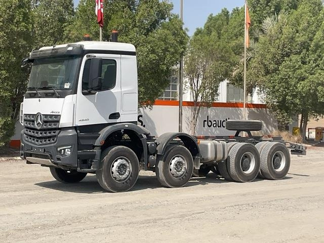 Mercedes-Benz Arocs 4240 - Kamion sa golom šasijom i zatvorenom kabinom: slika 1 Mercedes-Benz Arocs 4240 - Kamion sa golom šasijom i zatvorenom kabinom: slika 1