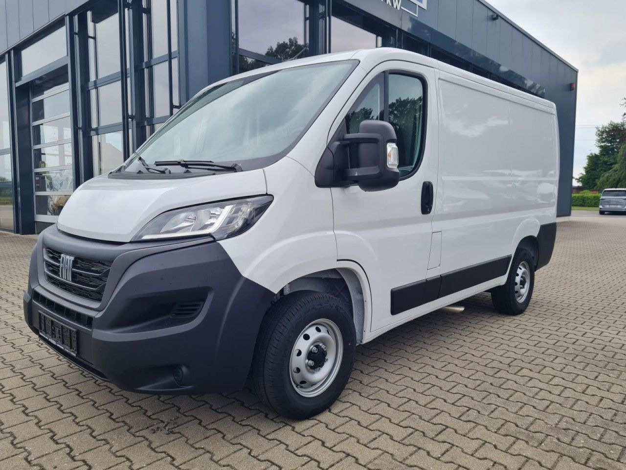 Fiat Ducato 30 Kasten L1H1 KLIMA PDC REGALE TEMPOMAT - Mali kombi: slika 2 Fiat Ducato 30 Kasten L1H1 KLIMA PDC REGALE TEMPOMAT - Mali kombi: slika 2