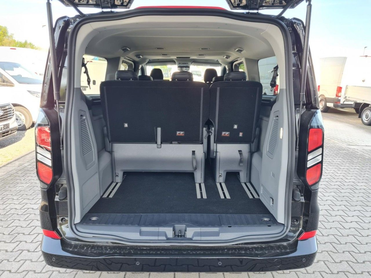 Ford Tourneo Custom 320 AG L2 Titanium 8 Sitze LEDER - Putnički kombi: slika 5 Ford Tourneo Custom 320 AG L2 Titanium 8 Sitze LEDER - Putnički kombi: slika 5