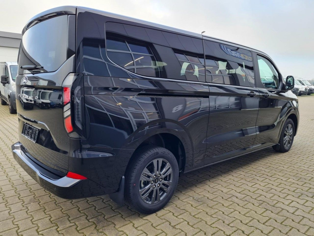 Ford Tourneo Custom 320 L2 Titanium 9 Sitze STANDHZ - Putnički kombi: slika 4 Ford Tourneo Custom 320 L2 Titanium 9 Sitze STANDHZ - Putnički kombi: slika 4