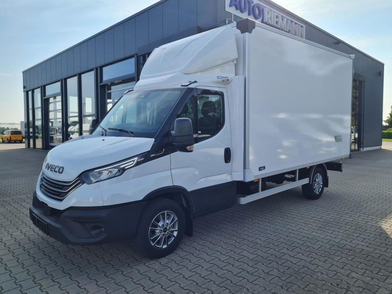 Iveco 35S 18 3.0 Koffer Hi Matic LM KLIMA KAMERA Navig - Dostavno vozilo sa zatvorenim sandukom: slika 3 Iveco 35S 18 3.0 Koffer Hi Matic LM KLIMA KAMERA Navig - Dostavno vozilo sa zatvorenim sandukom: slika 3