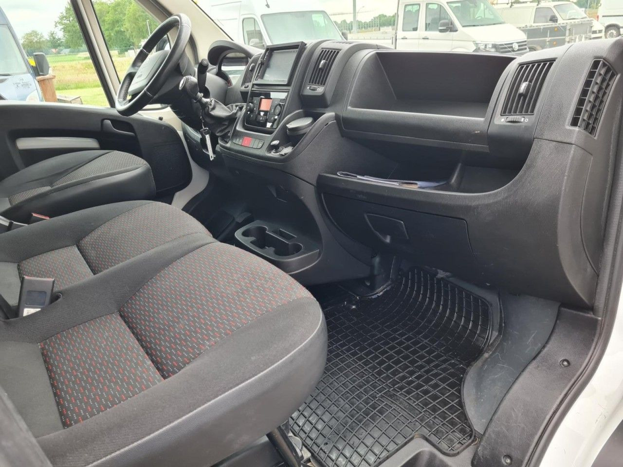 Peugeot Boxer 3,5t Pritsche Plane 2.2 HDi L4 435 - Dostavno vozilo sa ceradom: slika 4 Peugeot Boxer 3,5t Pritsche Plane 2.2 HDi L4 435 - Dostavno vozilo sa ceradom: slika 4