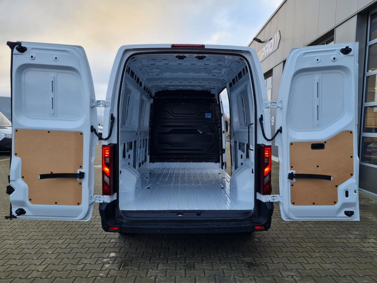 Renault Master 35 New Kasten L3H2 KLIMA KOMFORT LED PDC - Furgon: slika 5 Renault Master 35 New Kasten L3H2 KLIMA KOMFORT LED PDC - Furgon: slika 5