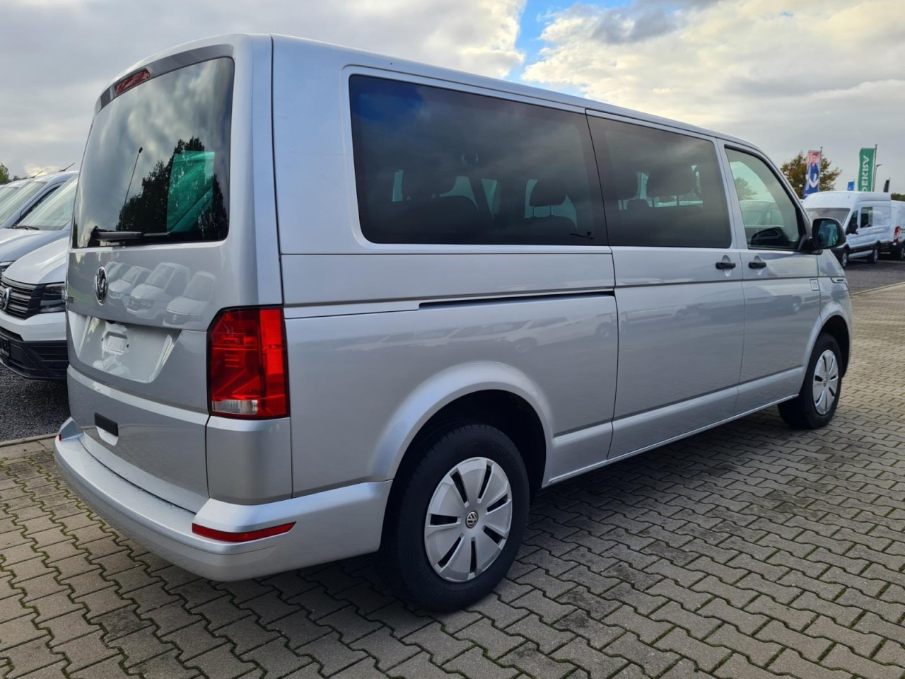 VW Volkswagen T6.1 Caravelle TDI lang 9 Sitzer 2 Schiebetüren Trendl. - Minibus, Putnički kombi: slika 4 VW Volkswagen T6.1 Caravelle TDI lang 9 Sitzer 2 Schiebetüren Trendl. - Minibus, Putnički kombi: slika 4