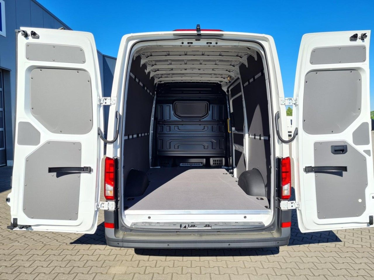 Volkswagen Crafter 35 Kasten MR Hoch 4 Motion DSG KLIMA TEM - Furgon: slika 5 Volkswagen Crafter 35 Kasten MR Hoch 4 Motion DSG KLIMA TEM - Furgon: slika 5