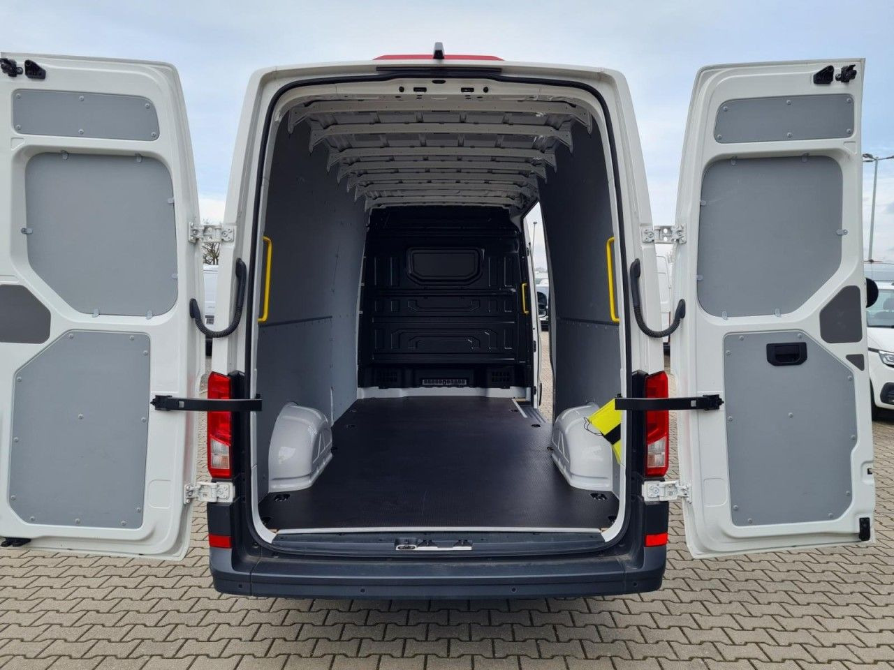 Volkswagen Crafter 35 Kasten lang L4H2 KLIMA NAVI_APP HOLZB - Furgon: slika 5 Volkswagen Crafter 35 Kasten lang L4H2 KLIMA NAVI_APP HOLZB - Furgon: slika 5