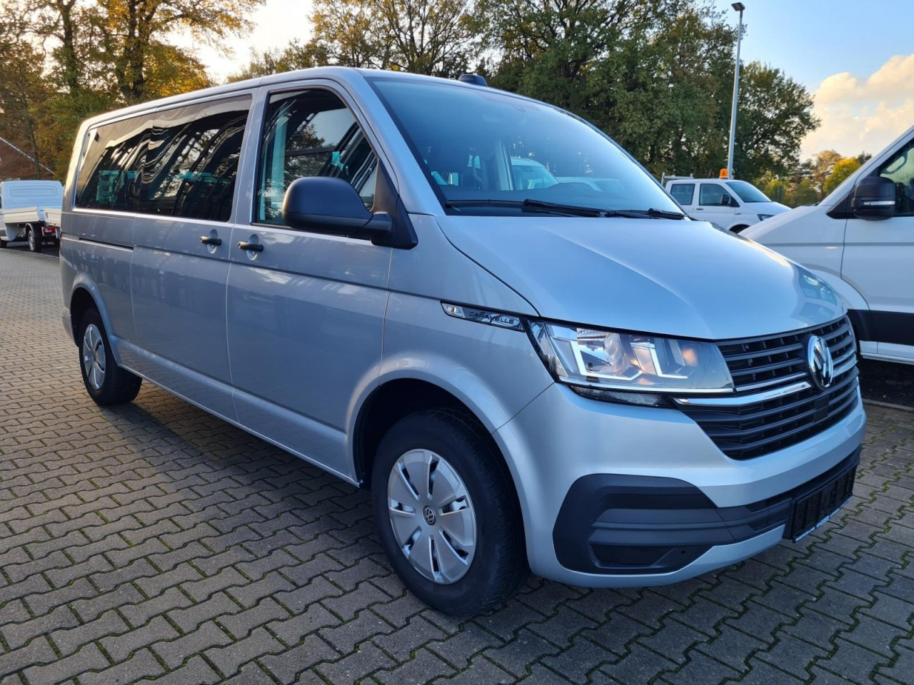 Volkswagen T6.1 Caravelle TDI lang 9 Sitzer 2 Schiebetüren Trendl. - Minibus, Putnički kombi: slika 3 Volkswagen T6.1 Caravelle TDI lang 9 Sitzer 2 Schiebetüren Trendl. - Minibus, Putnički kombi: slika 3