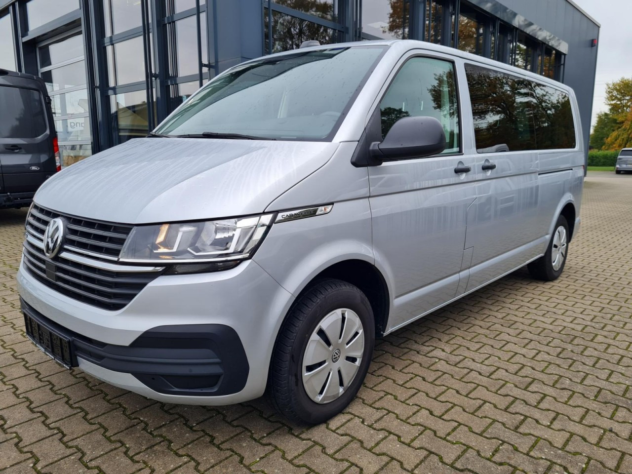 Volkswagen T6.1 Caravelle TDI lang 9 Sitzer 2 Schiebetüren Trendl. - Minibus, Putnički kombi: slika 1 Volkswagen T6.1 Caravelle TDI lang 9 Sitzer 2 Schiebetüren Trendl. - Minibus, Putnički kombi: slika 1