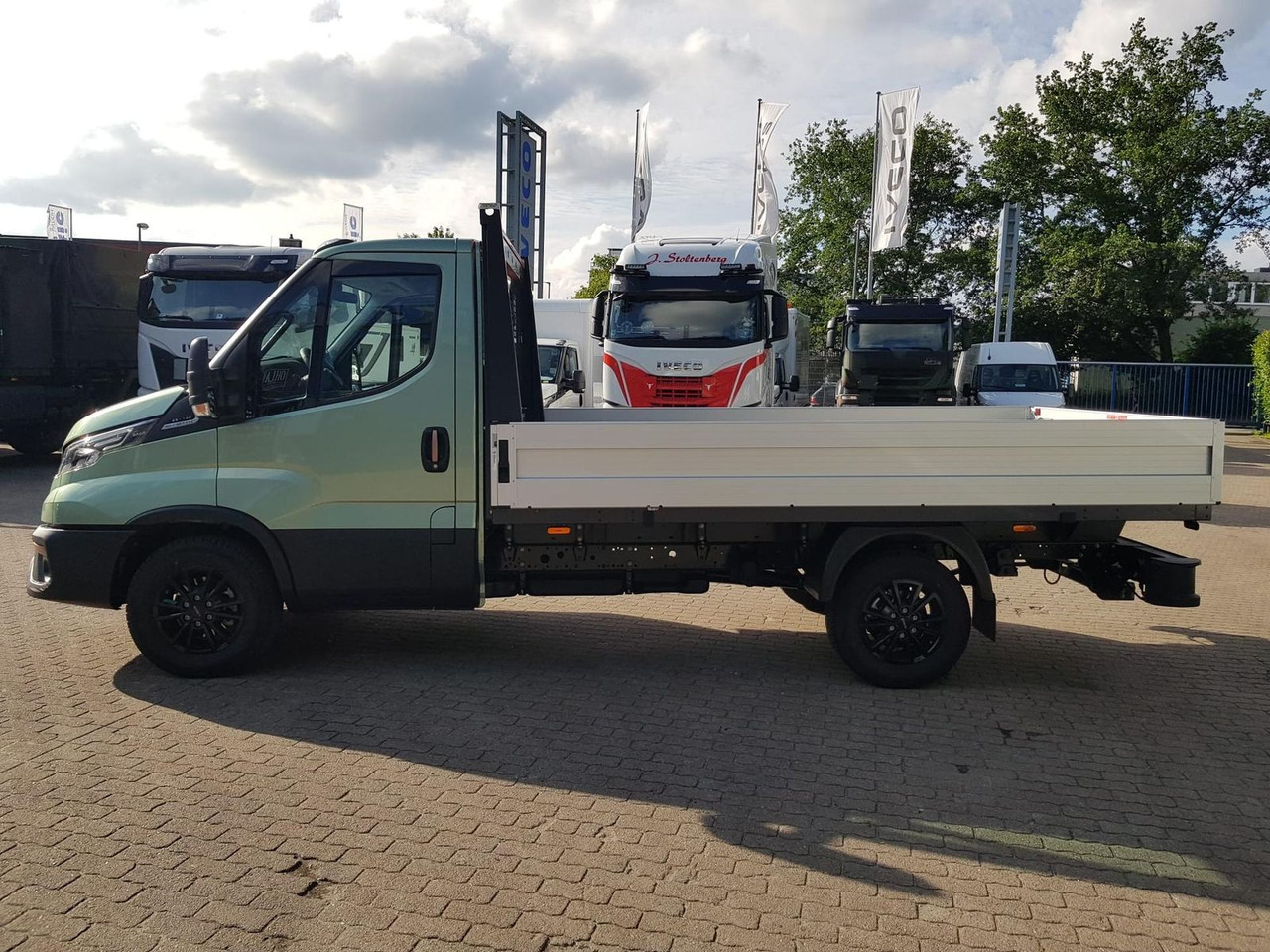 Iveco Daily 35S14HA8 Pritsche AHK 100 kW (136 PS),... - Dostavno vozilo sa otvorenom sandukom: slika 2 Iveco Daily 35S14HA8 Pritsche AHK 100 kW (136 PS),... - Dostavno vozilo sa otvorenom sandukom: slika 2