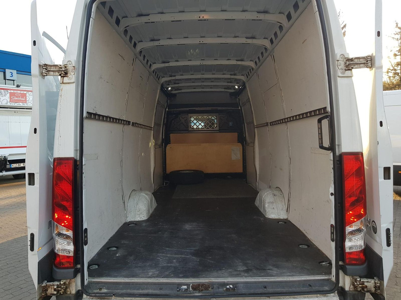 Iveco Daily 35S16SA8 V/P Klima, AHK, Rückfahrkamera... - Furgon: slika 4 Iveco Daily 35S16SA8 V/P Klima, AHK, Rückfahrkamera... - Furgon: slika 4