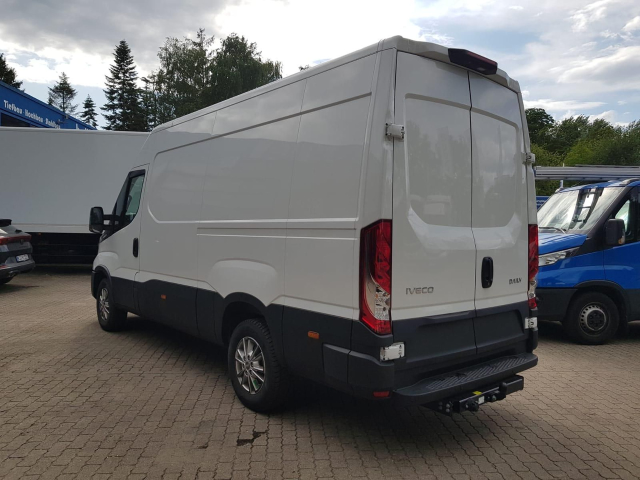 Iveco Daily 35S18HA8 V 3520L mit AHK, Rückfahrkamer... - Furgon: slika 3 Iveco Daily 35S18HA8 V 3520L mit AHK, Rückfahrkamer... - Furgon: slika 3
