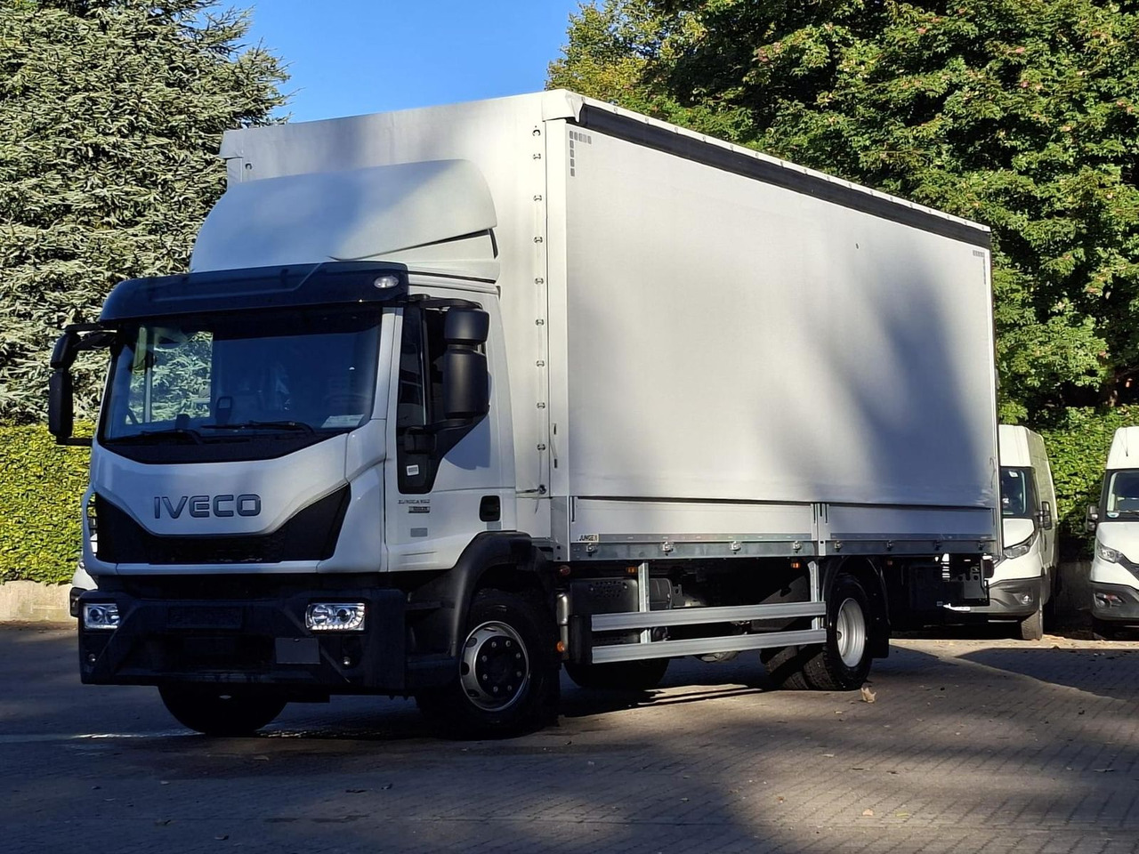 Iveco ML120E25/P JUNGE KOFFER LBW 1,5t AHK 185 kW (... - Kamion: slika 1 Iveco ML120E25/P JUNGE KOFFER LBW 1,5t AHK 185 kW (... - Kamion: slika 1